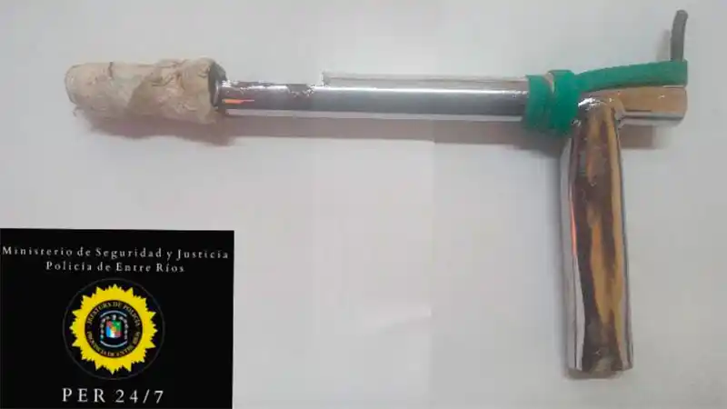 La policía detuvo a un joven de 16 años con una arma de fabricación casera