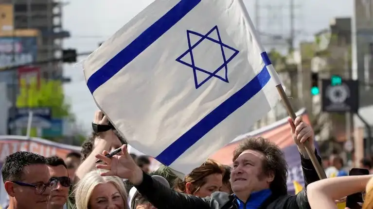 Javier Milei sostiene una bandera israelí durante su visita a Jerusalén