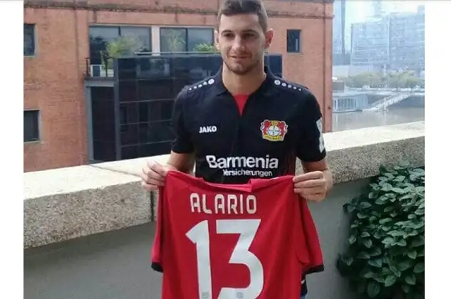 Alario firmó su contrato con el Bayer Leverkusen por 5 años