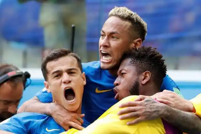 Brasil consiguió su primera victoria en el mundial en el tiempo añadido