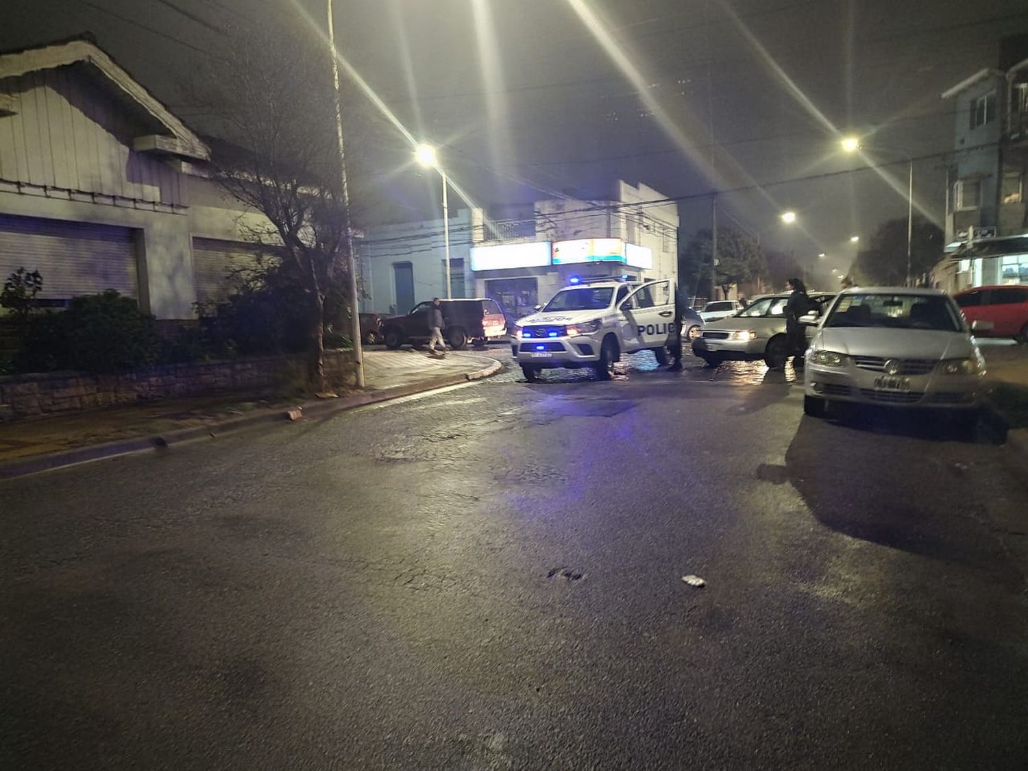 Una mujer fue hospitalizada tras ser embestida por un auto