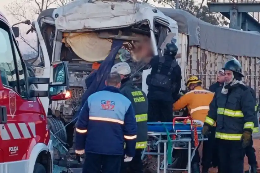 Dos camiones chocaron en la autopista a Córdoba, uno de los conductores tuvo que ser rescatado y hay tránsito demorado.