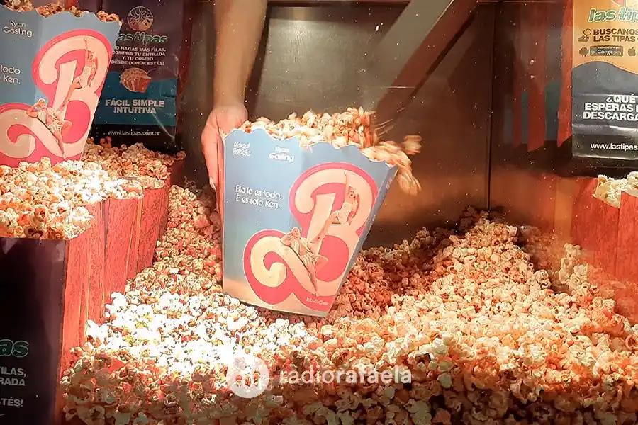 VIDEO | Una ola de rafaelinos tiñeron de rosa el cine con el estreno de Barbie