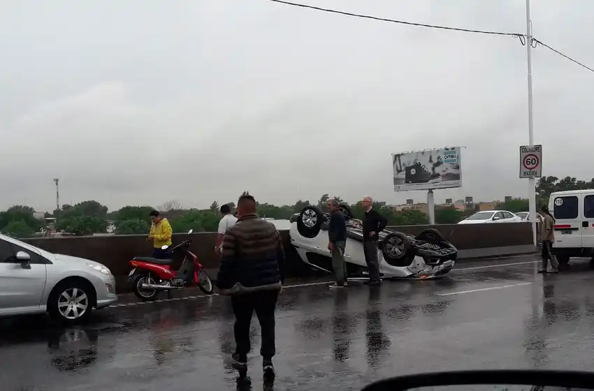 Nuevo choque en circunvalación: un auto volcó y el tránsito está restringido