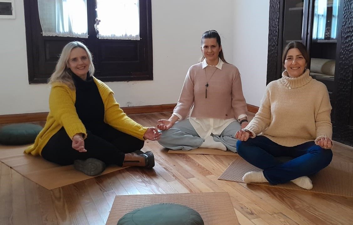 Florencia y Natalia,  junto a la psicóloga Emilia Gobbo en el espacio donde aprendieron la técnica que transformó sus vidas