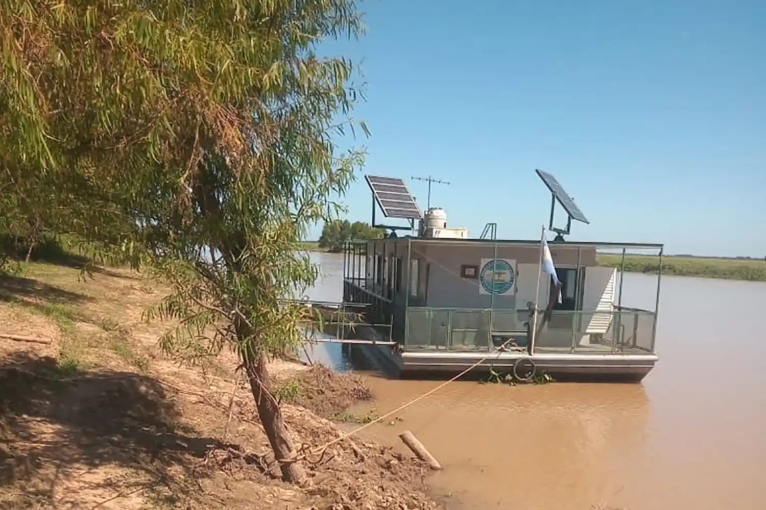 Escuelas isleñas de Victoria recibieron baterías solares para garantizar su funcionamiento