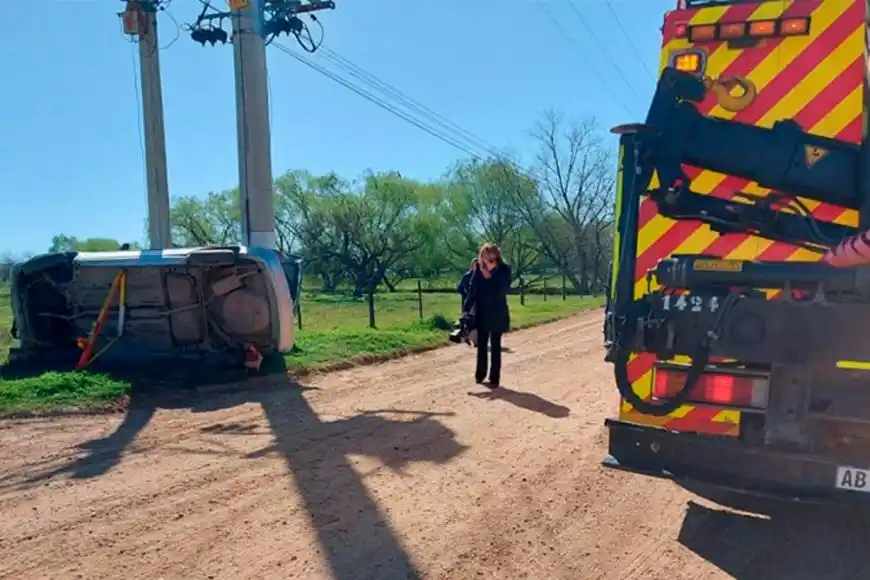 Un auto volcó y terminó incrustado contra una columna de cemento