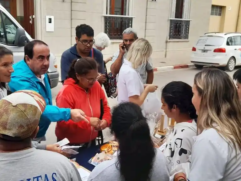 Exitosa feria de platos en la escuela Lucecitas
