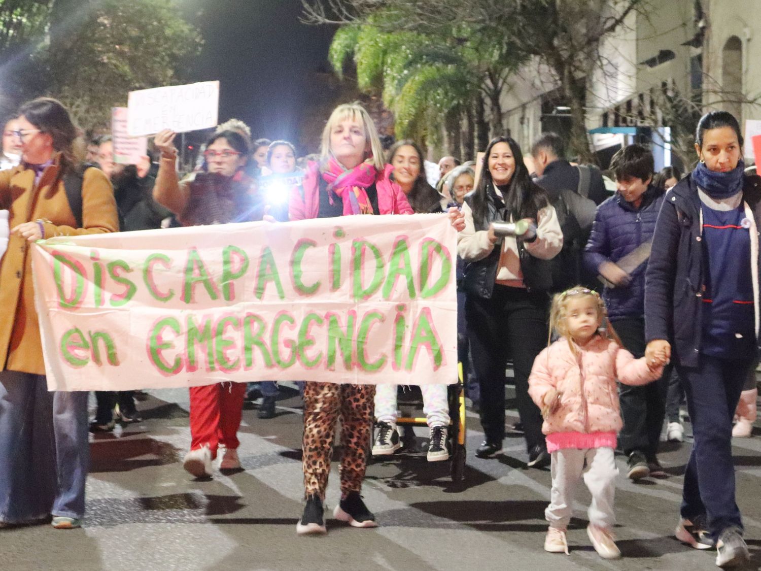 Familias, niños y trabajadores marcharon con carteles y velas desde Plaza Urquiza hasta Plaza 25 de Mayo en reclamo por la crítica situación del sistema de atención a la discapacidad.