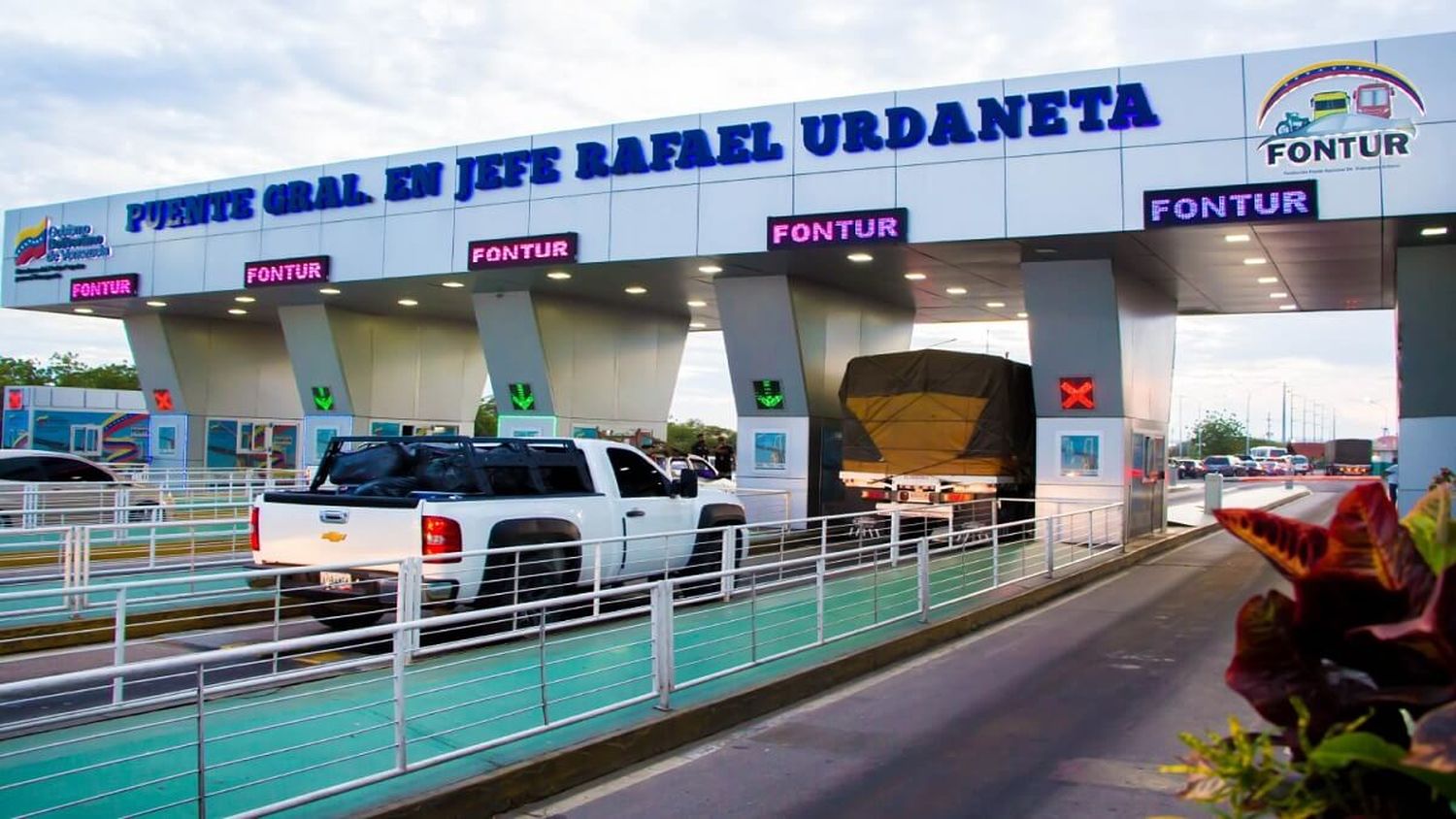 EXFISCAL ZULIANO se lanza por el Puente Sobre el Lago: aún buscan su cuerpo
