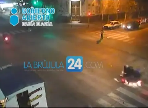 Impresionante video del accidente entre una moto y un peatón en Bahía Blanca 