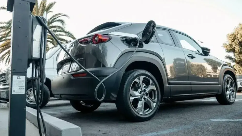 Los autos eléctricos en la mira. (Kindel Media / pexels.com)