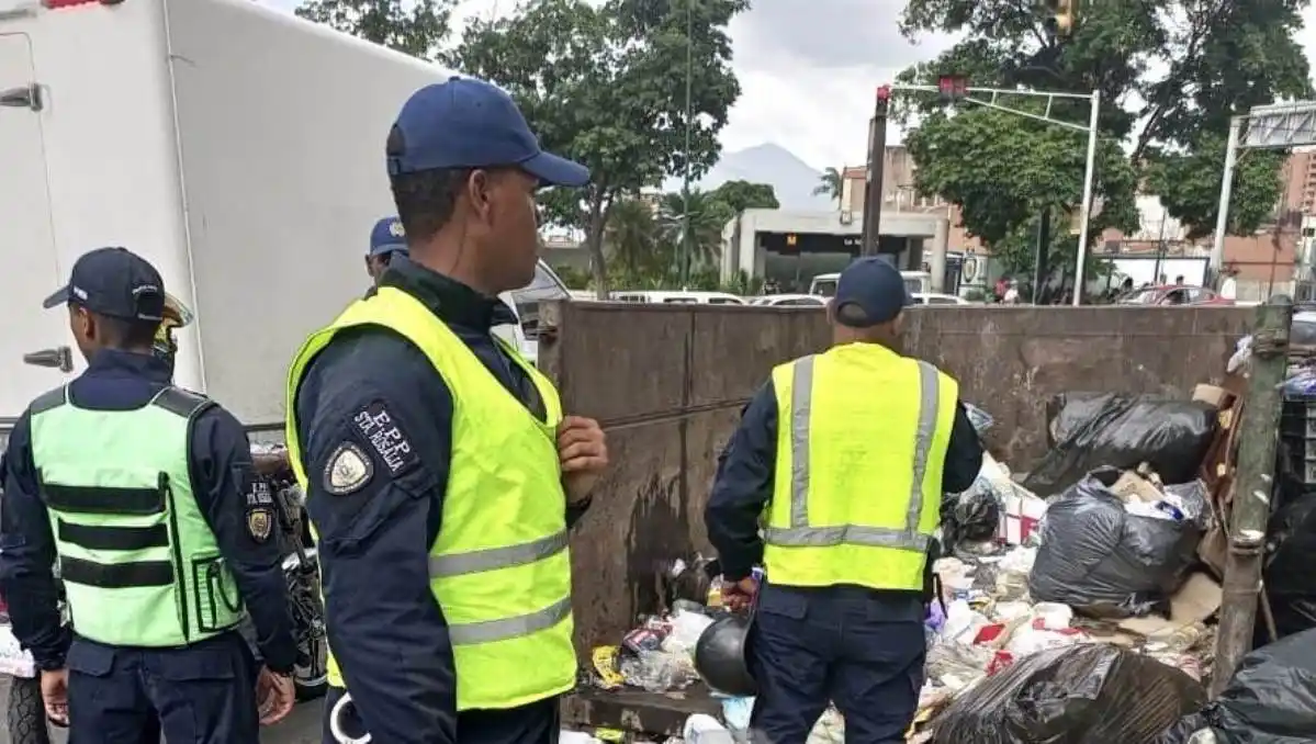 Transeúntes se toparon con un sorprendente hallazgo en contenedor de basura en La Bandera