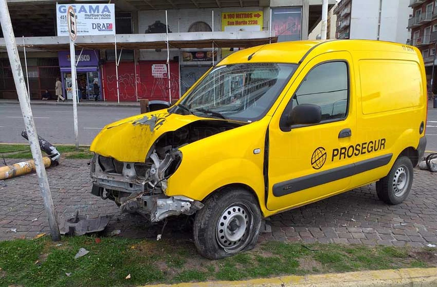 Un conductor embistió con su camioneta un semáforo en pleno centro