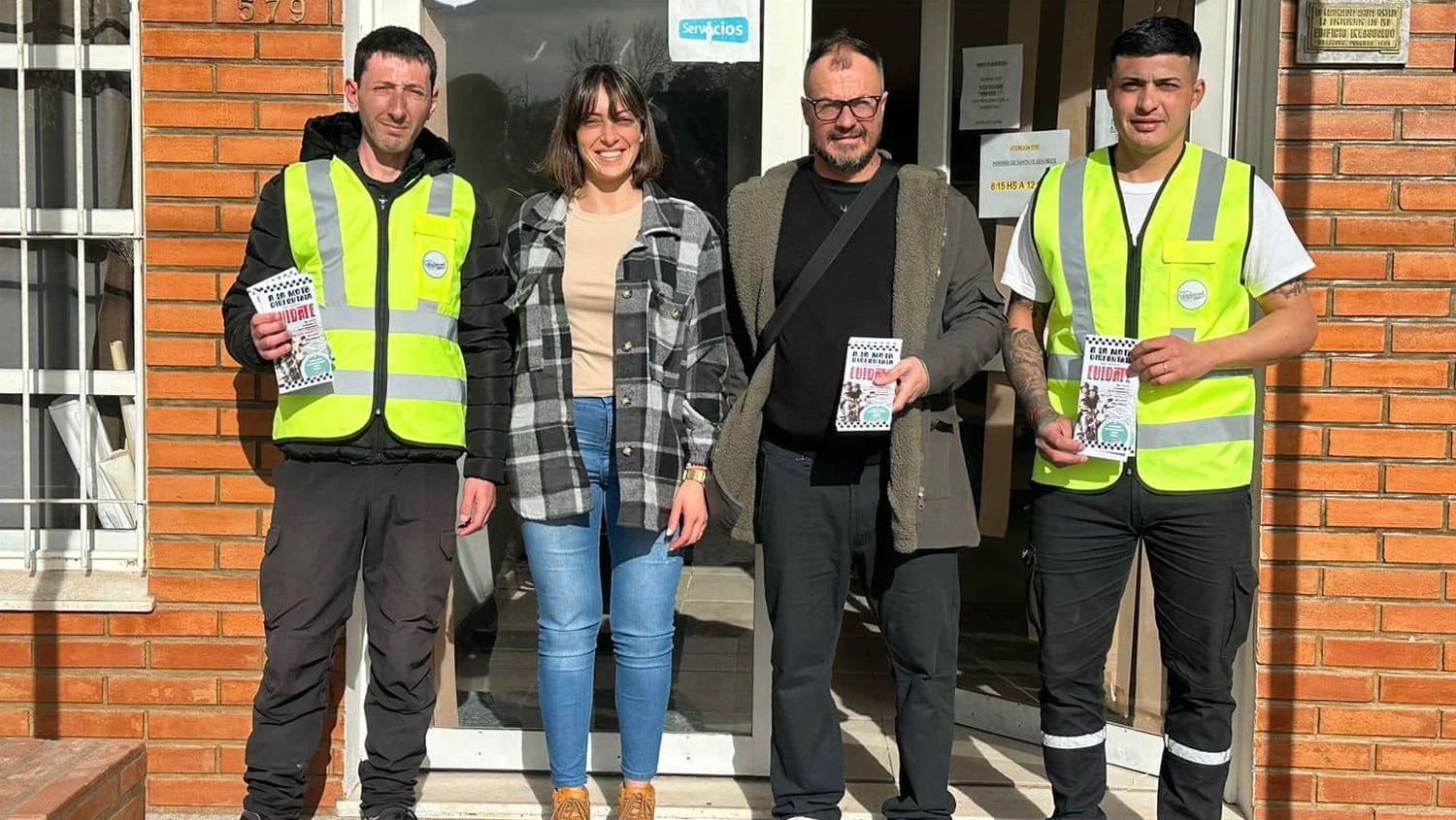 La presidente comunal de Melincué Yamila Galisso junto a los inspectores que prestarán el servicio. Foto: Comuna de Melincué.