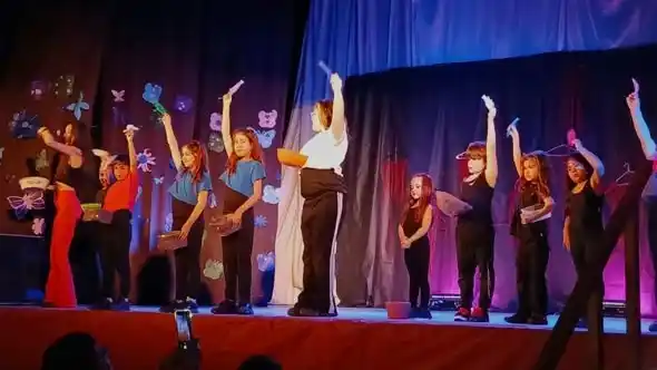 Publico. Acompaño la presentación teatral