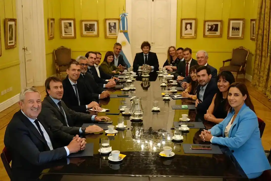 Javier Milei ratificó que impulsará la "ficha limpia" en reunión con diputados radicales