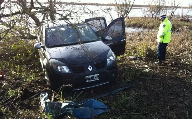 Ruta 12: Una familia despistó y por poco terminan en el agua 