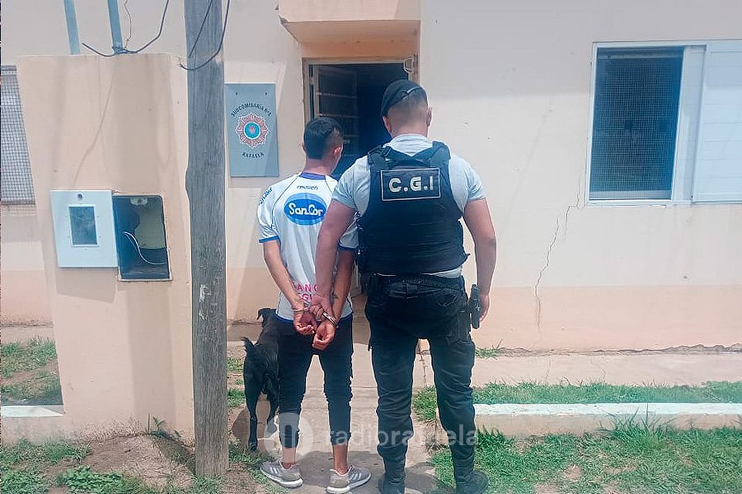 Violó la prohibición de acercamiento con su familia, no encontró a quien buscaba y rompió una puerta