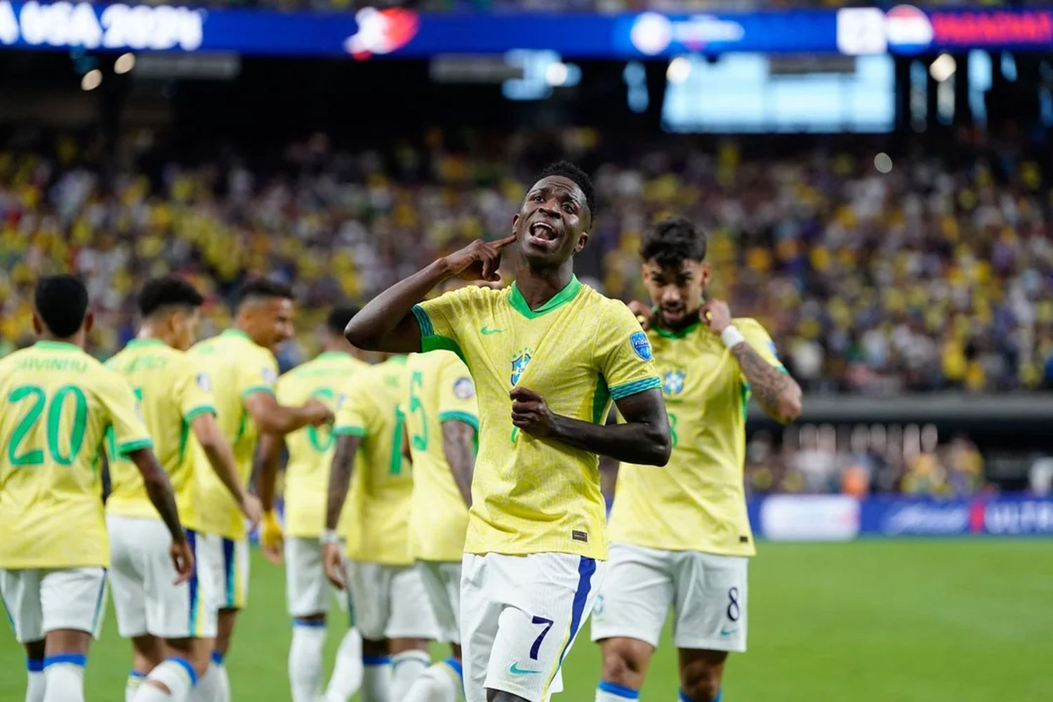 El delantero de Brasil Vinicius Junior (7) reacciona después de marcar un gol contra Paraguay