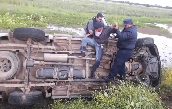 Rescatan a un conductor que volcó en el cantero de la autovía