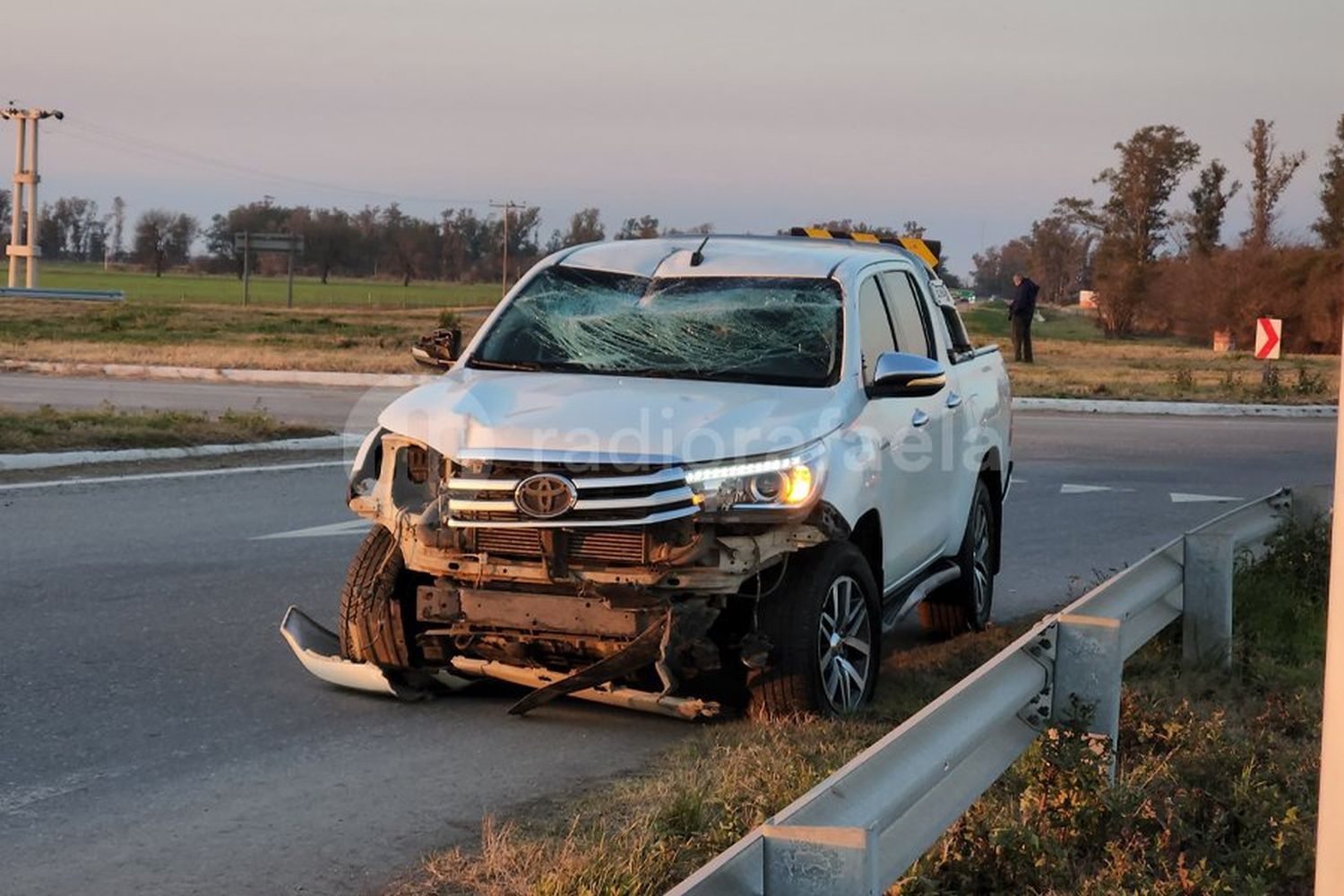 Accidente en el acceso Norte a Rafaela: una camioneta pasó de largo en la rotonda y sufrió importantes daños