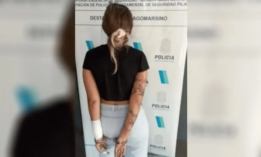 Descubrió a su novio con otra mujer, los roció con alcohol e incendió la casa