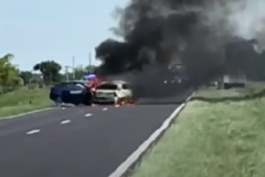 Choque fatal en RN11 y está totalmente cortada al tránsito. Arden dos vehículos y hay personas fallecidas