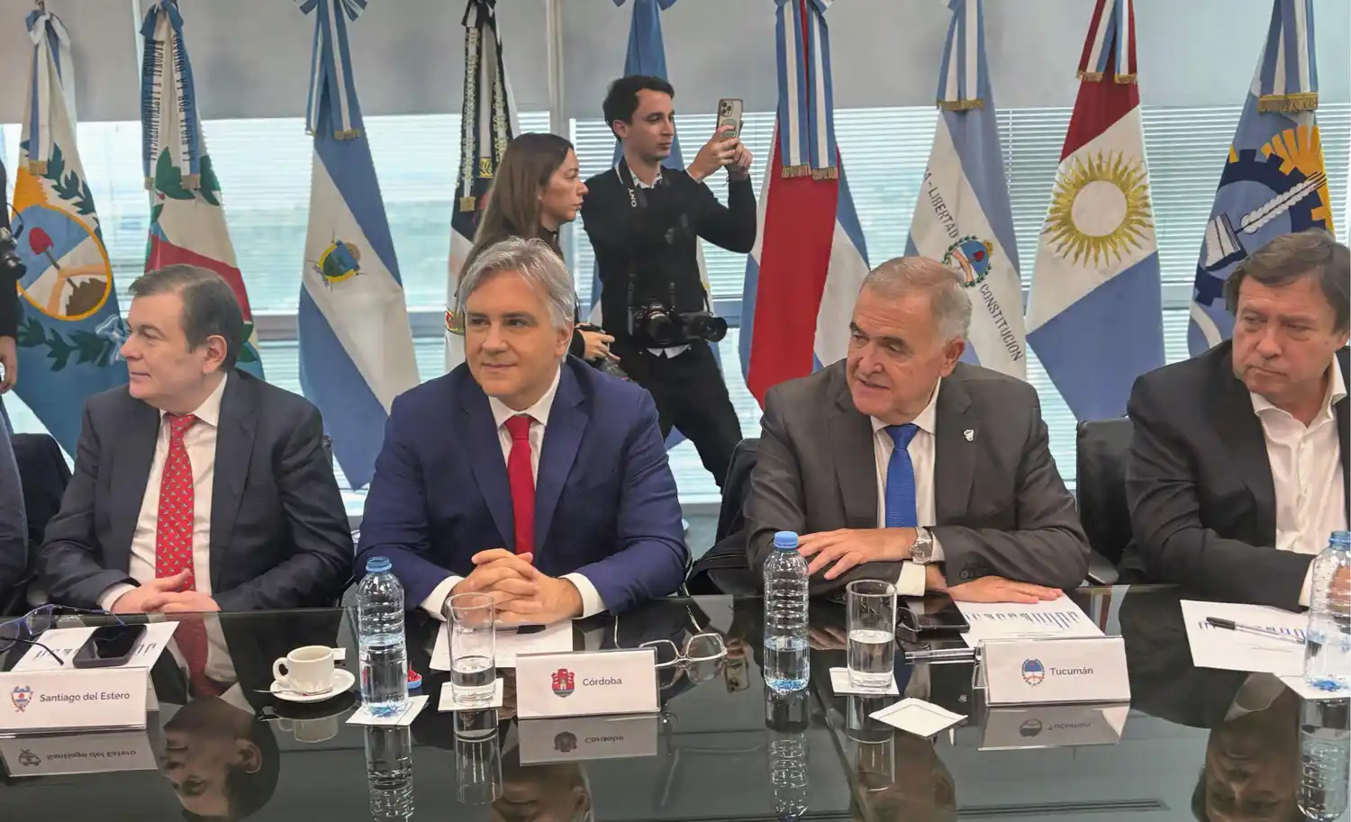 Los gobernadores de todo el arco político firmaron un proyecto de ley para redistribuir el Impuesto a los Combustibles.