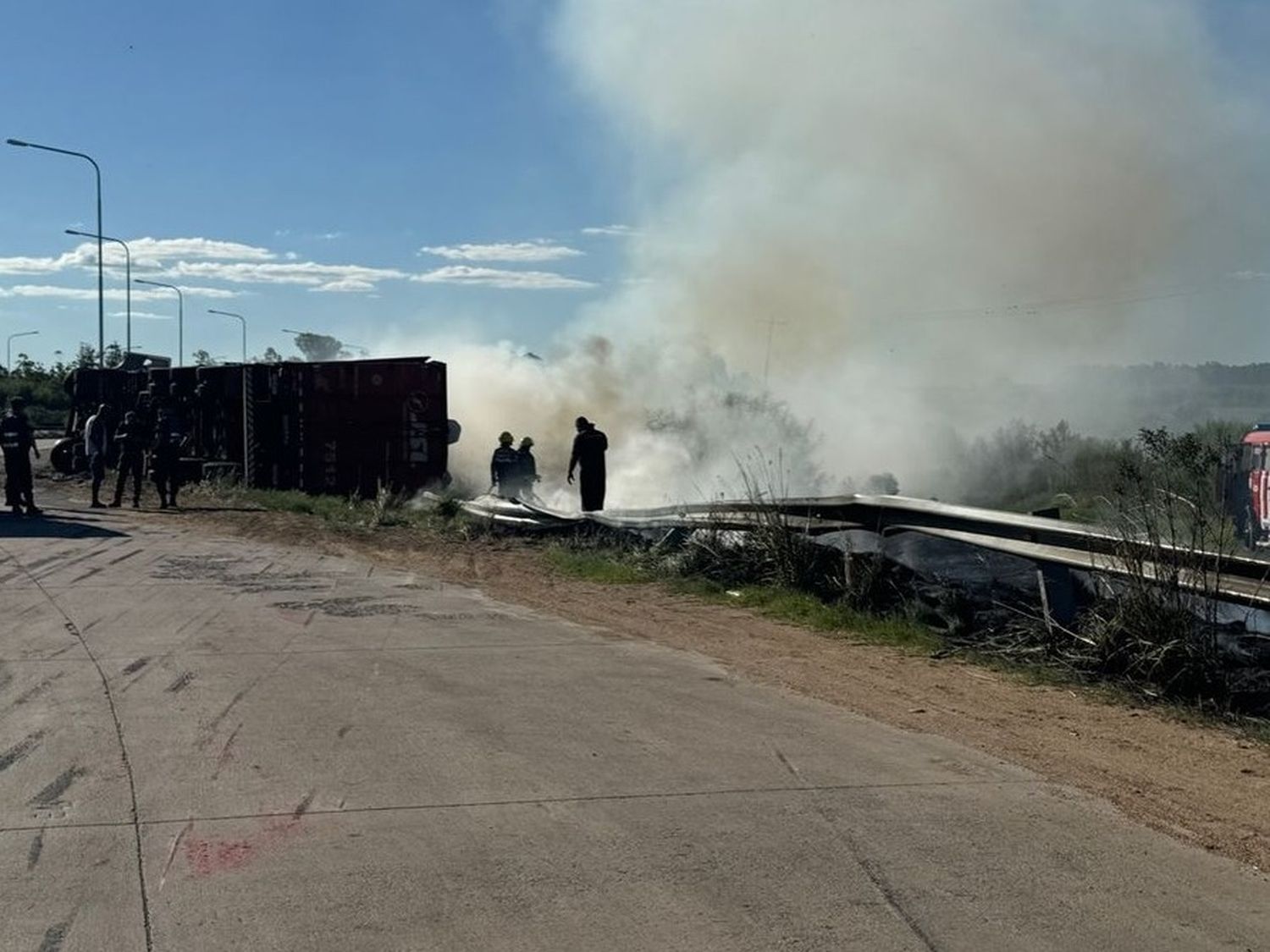 Un camión volcó y se incendió sobre la autovía Artigas 