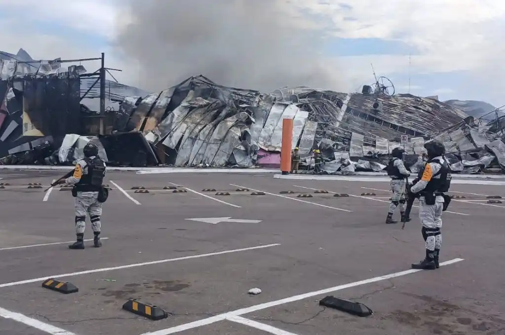 Un fuerte incendio que consumió el establecimiento de entretenimiento Air Jump Trampoline Park.