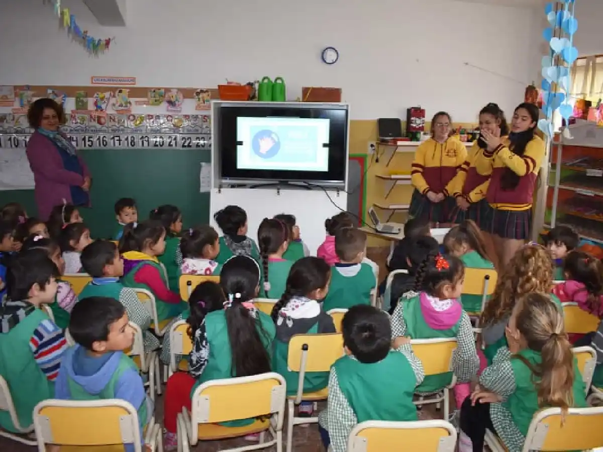 Los jóvenes Ipet 89 enseñaron a lavar las manos a los chicos del jardín