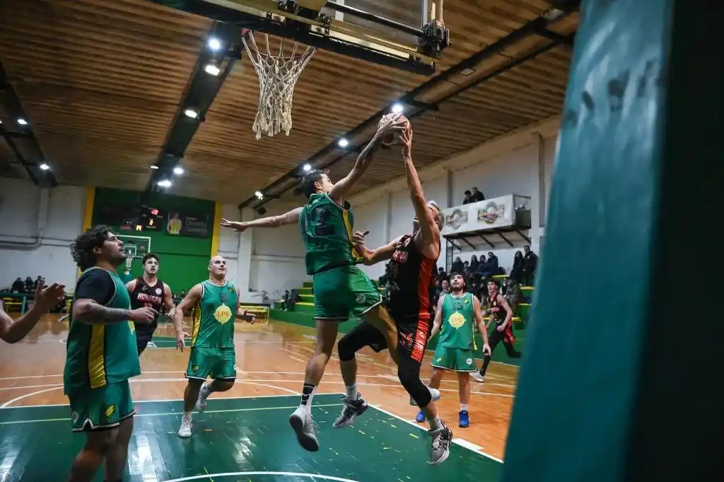 Pérez Vázquez de Costa Sud y Agustín Apreda de Huracán de Necochea luchan por el balón en el aire