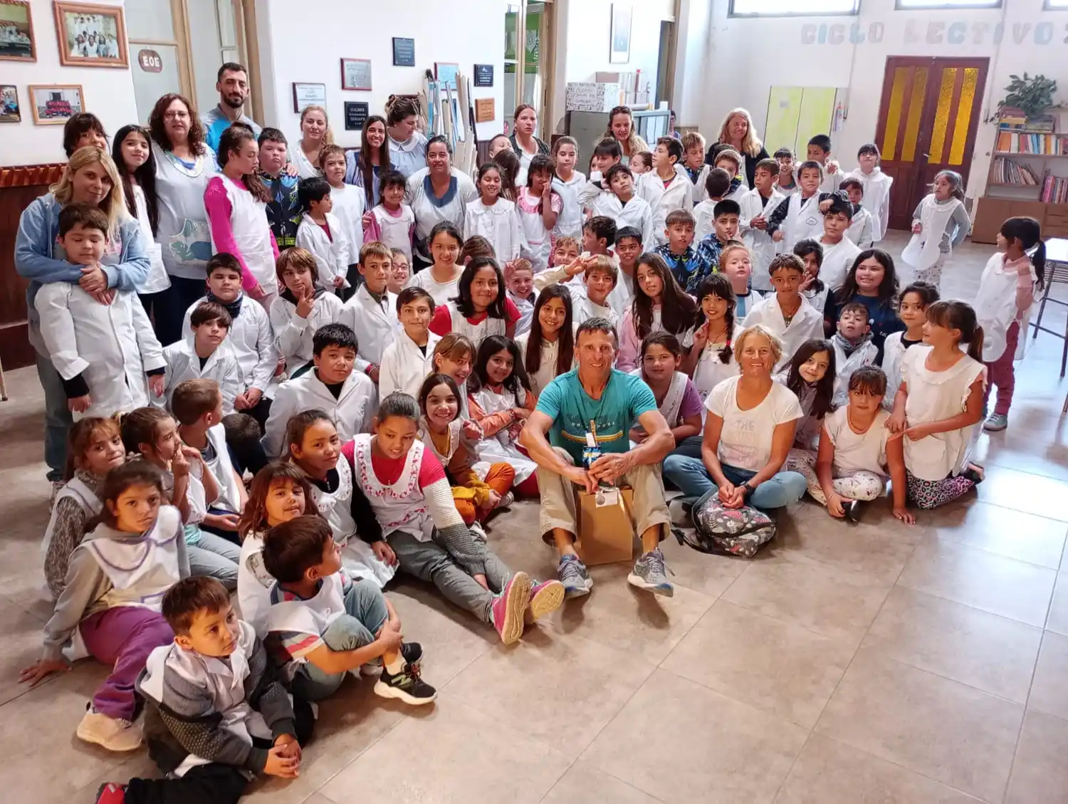 La Escuela Primaria de Copetonas recibió la visita del ex combatiente Juan Van Waarde