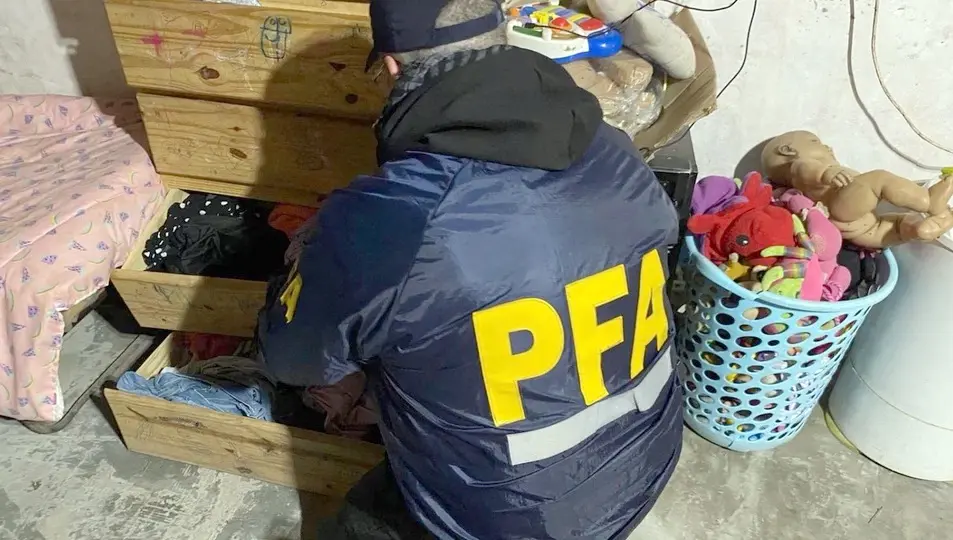 Personal policial en uno de los allanamientos realizados