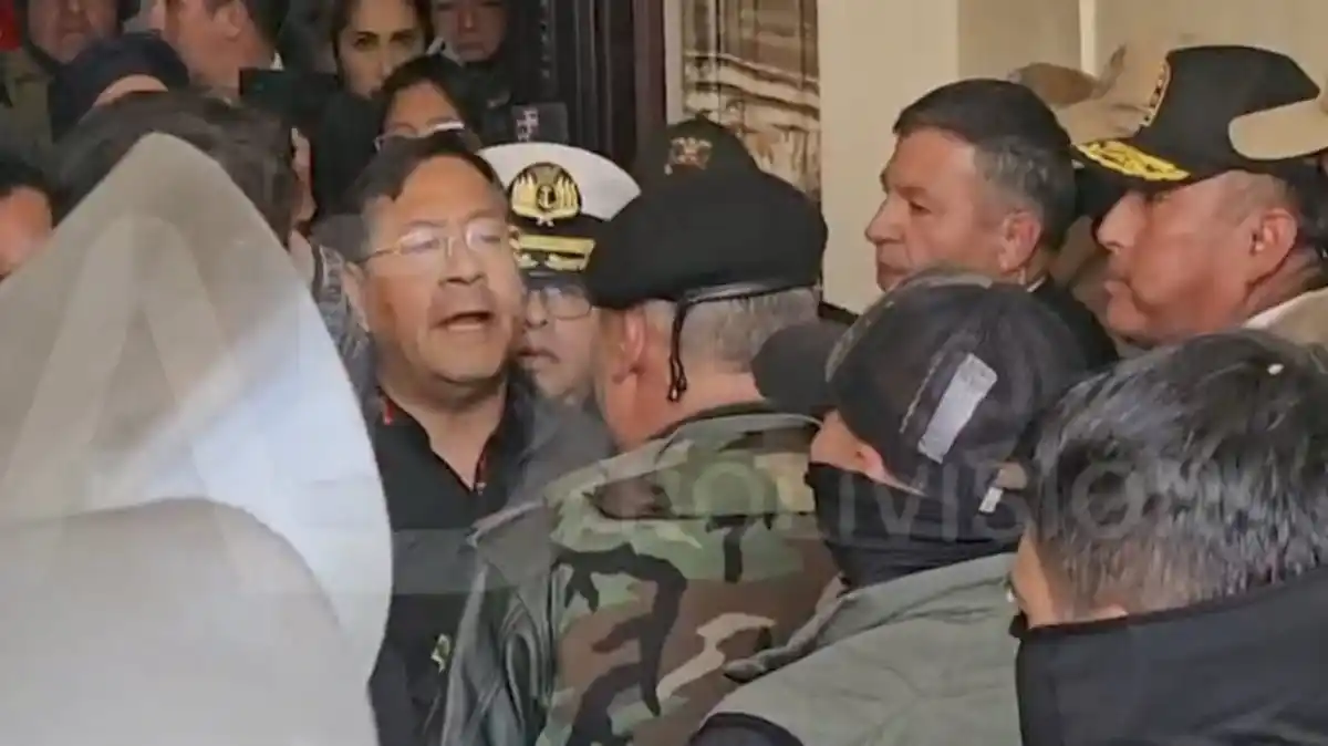 GENERAL ALZADO: militares «pretenden reestructurar la democracia» en Bolivia