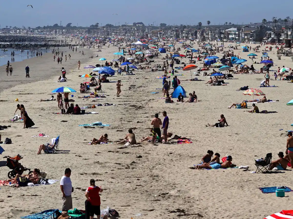 California: miles de personas llenaron las playas, a pesar de la cuarentena
