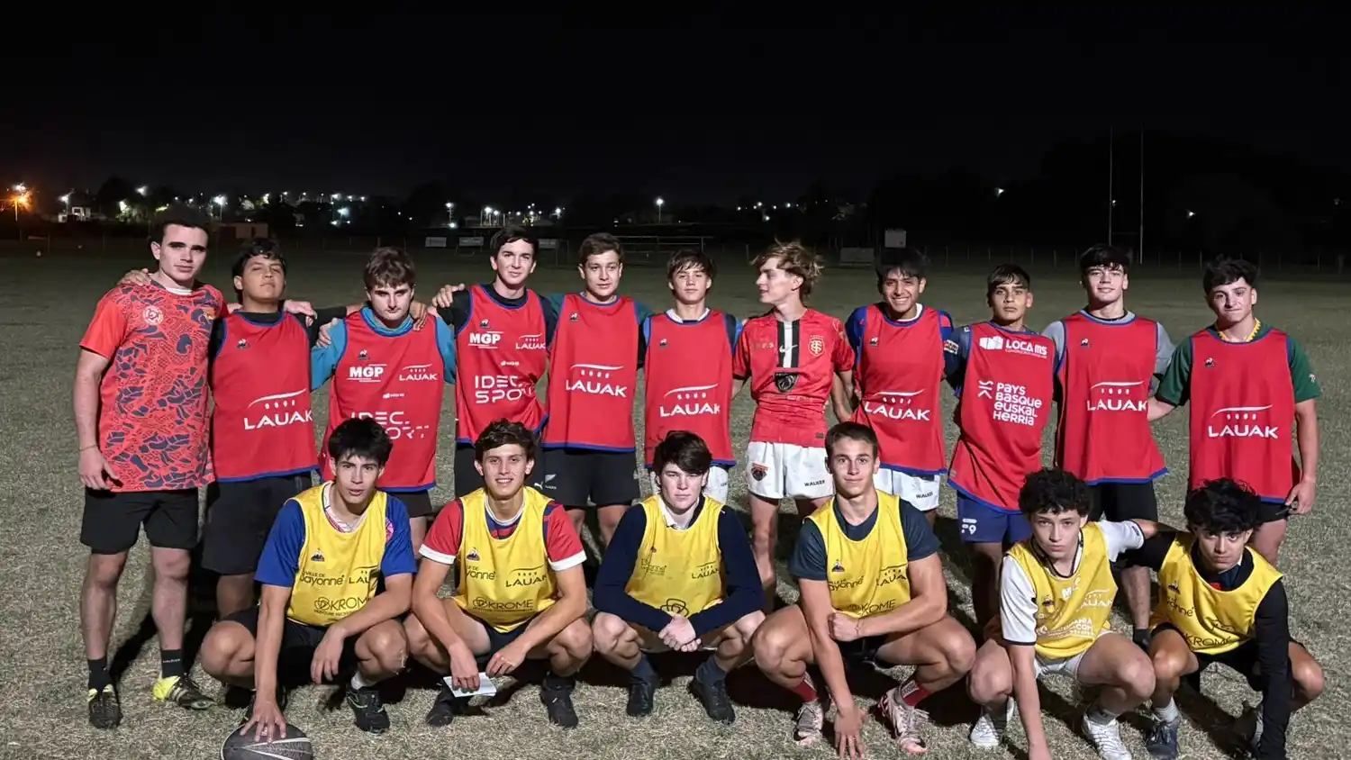 La categoría M17 del Club Náutico, con las pecheras donadas por Facundo Bosch