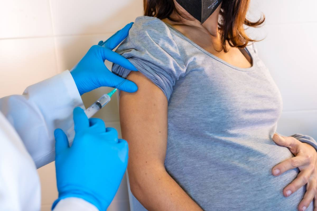 Vacunación para embarazadas: tendrán prioridad incluso sin factores de riesgo
