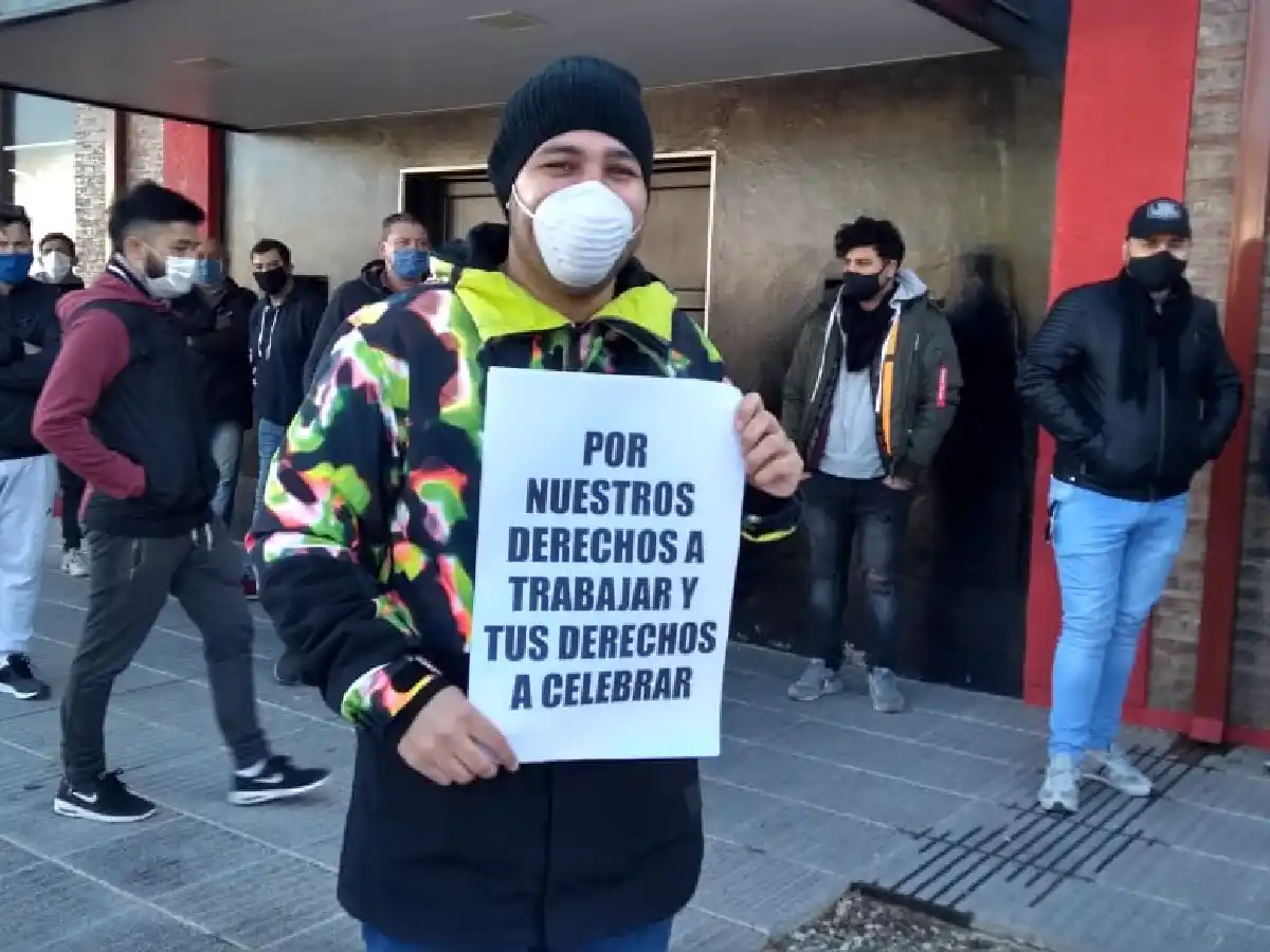 Reconvertirse en resto bar: el plan de los bolicheros para no desaparecer            