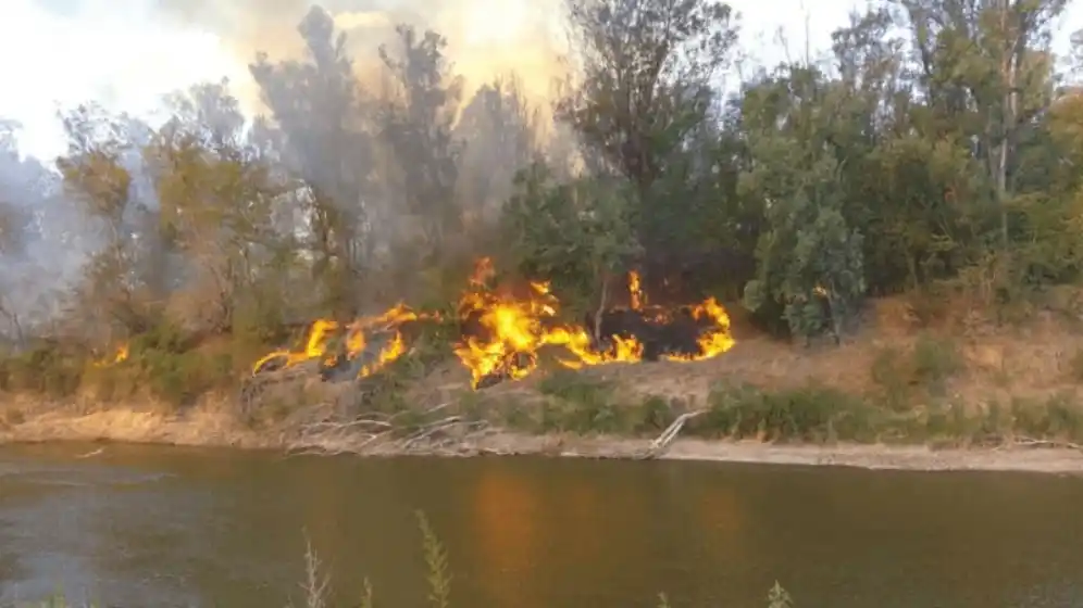 Continúa la bajante del Paraná y se registran incendios en la costa del Carcarañá