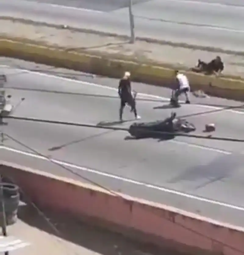 EN PLENO ENFRENTAMIENTO: sujetos con armas robaron una moto