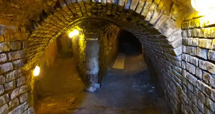 Paseo de los Túneles de la alcoholera "La Estrella" en San Pedro