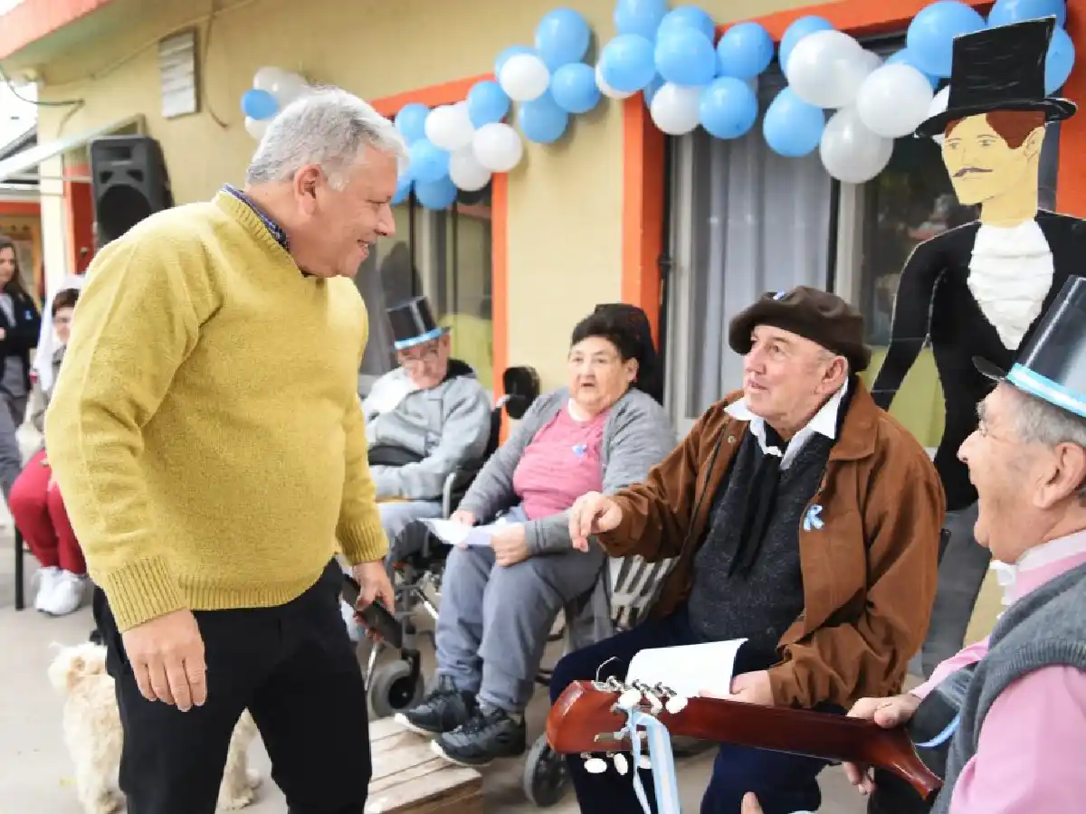 Arroyito: los abuelos del hogar celebraron en la víspera del 25 de Mayo 