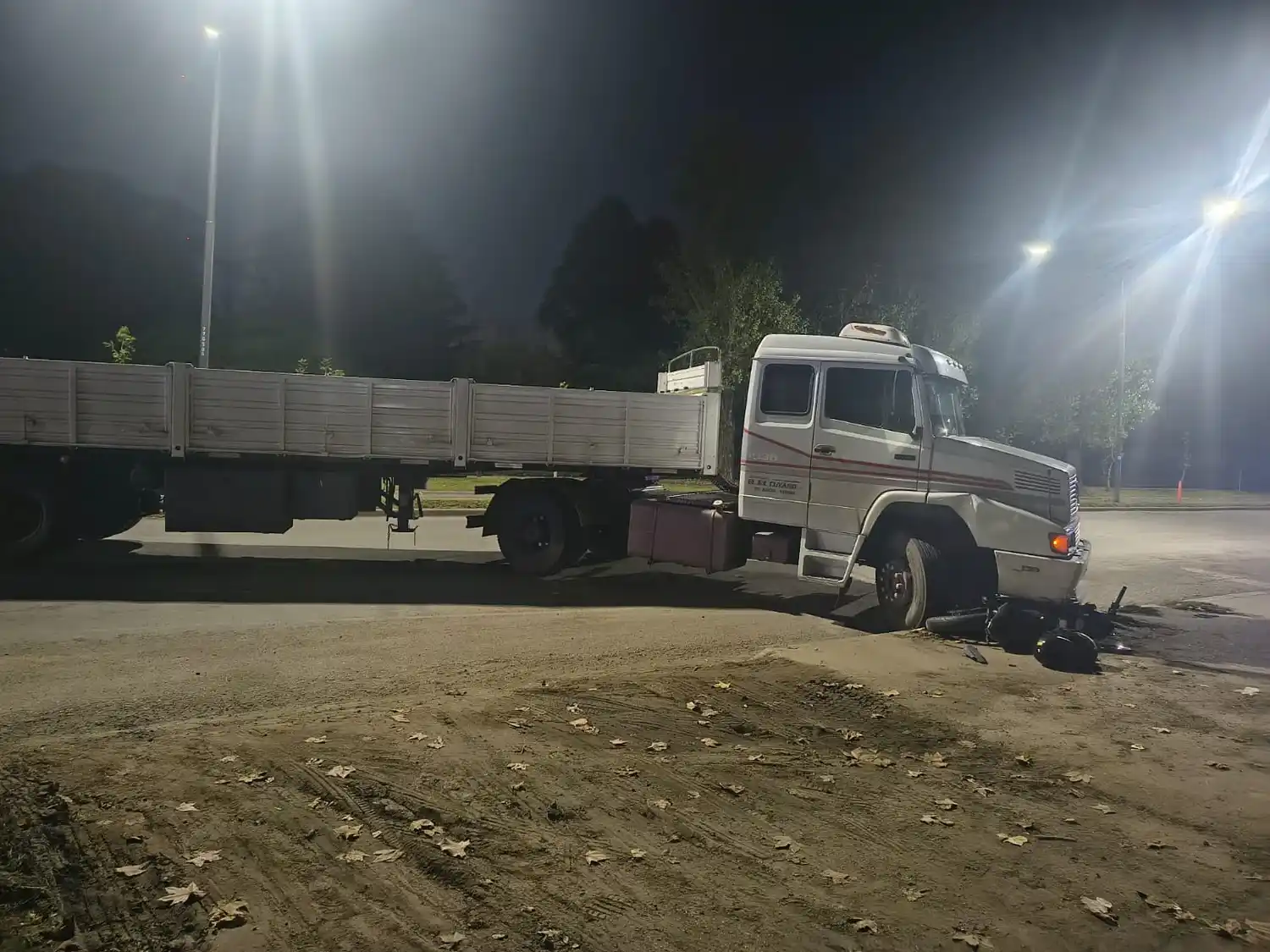 El conductor de una moto sufrió heridas luego de chocar contra un camión en la zona oeste
