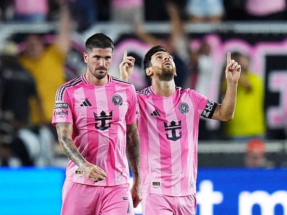 Un doblete de Messi y a la final