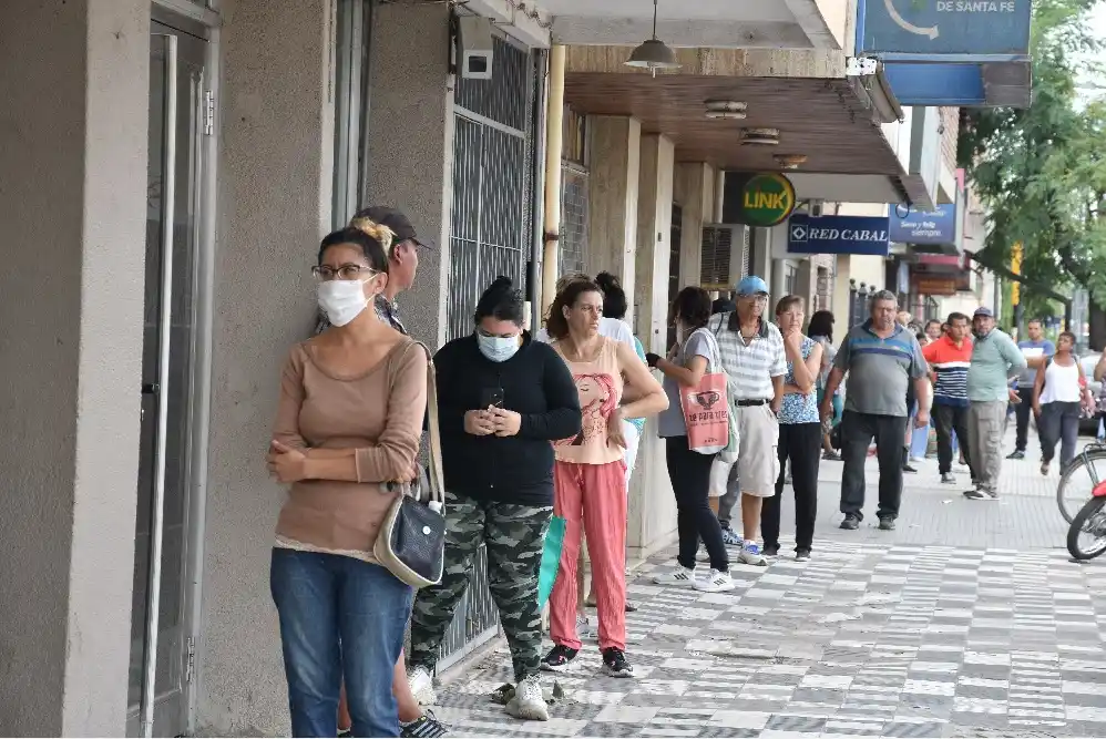 Filas de más de dos cuadras para ingresar a los bancos