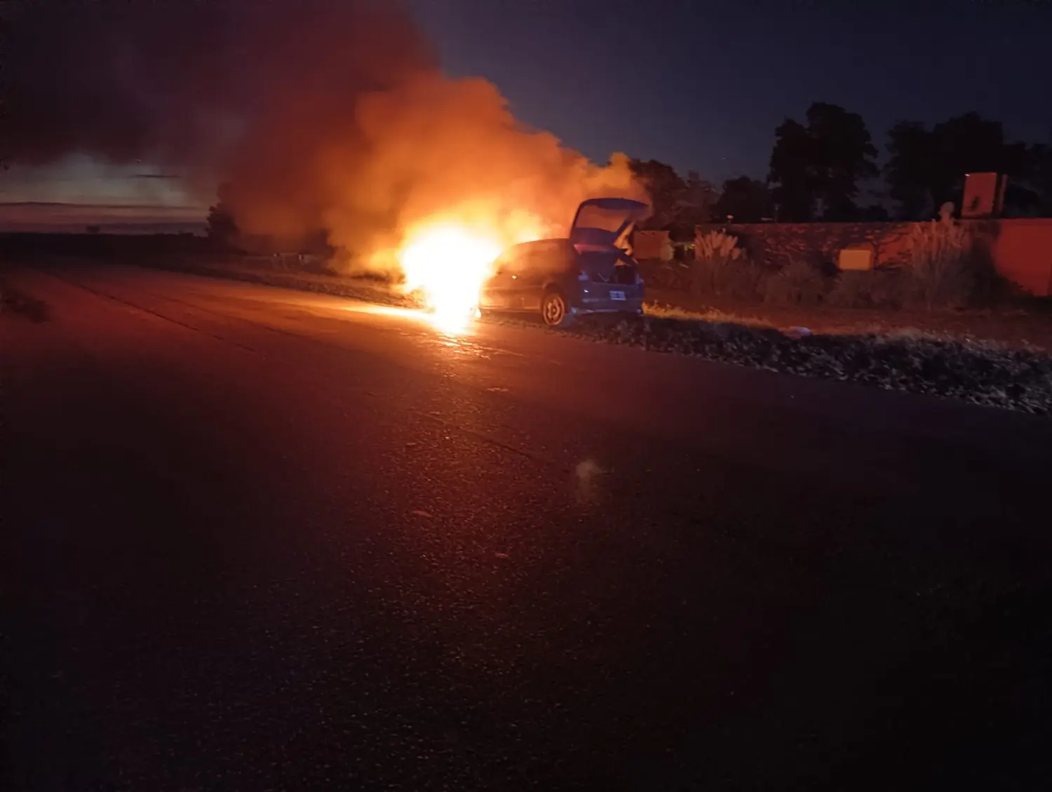 Un auto se incendió sobre la ruta 23 S, cerca de San Guillermo