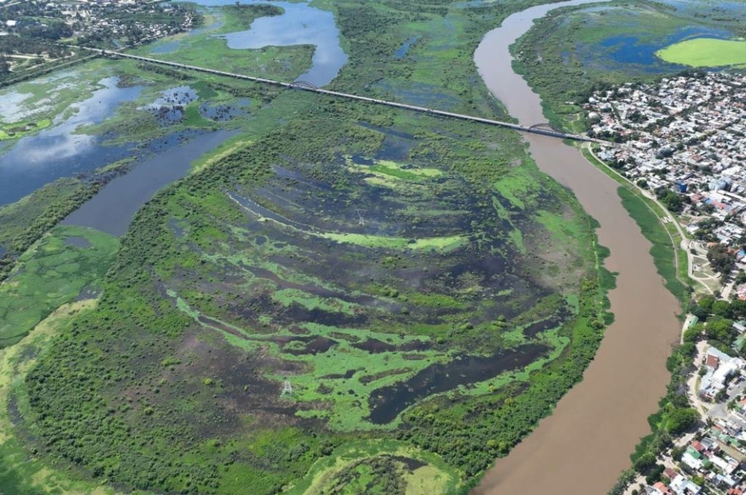 Investigan la identidad del cadáver hallado en el río Salado