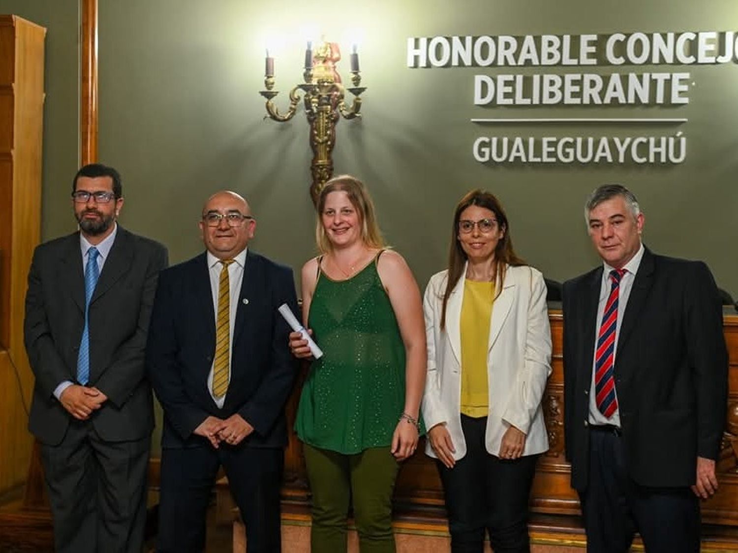 Romina Kreik, de verde, recibiendo el diploma de concejal de Aldea San Antonio